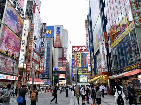 秋葉原駅から池袋駅：都市の多様性と文化の交差点