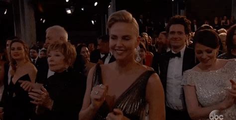 Chicken-Fest mit Charlize Theron: Ein Tanz auf dem Vulkan der Medien!