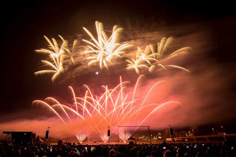  Die Zengzhou Zauber Tour: Ein Feuerwerk an Gesang und Charme?